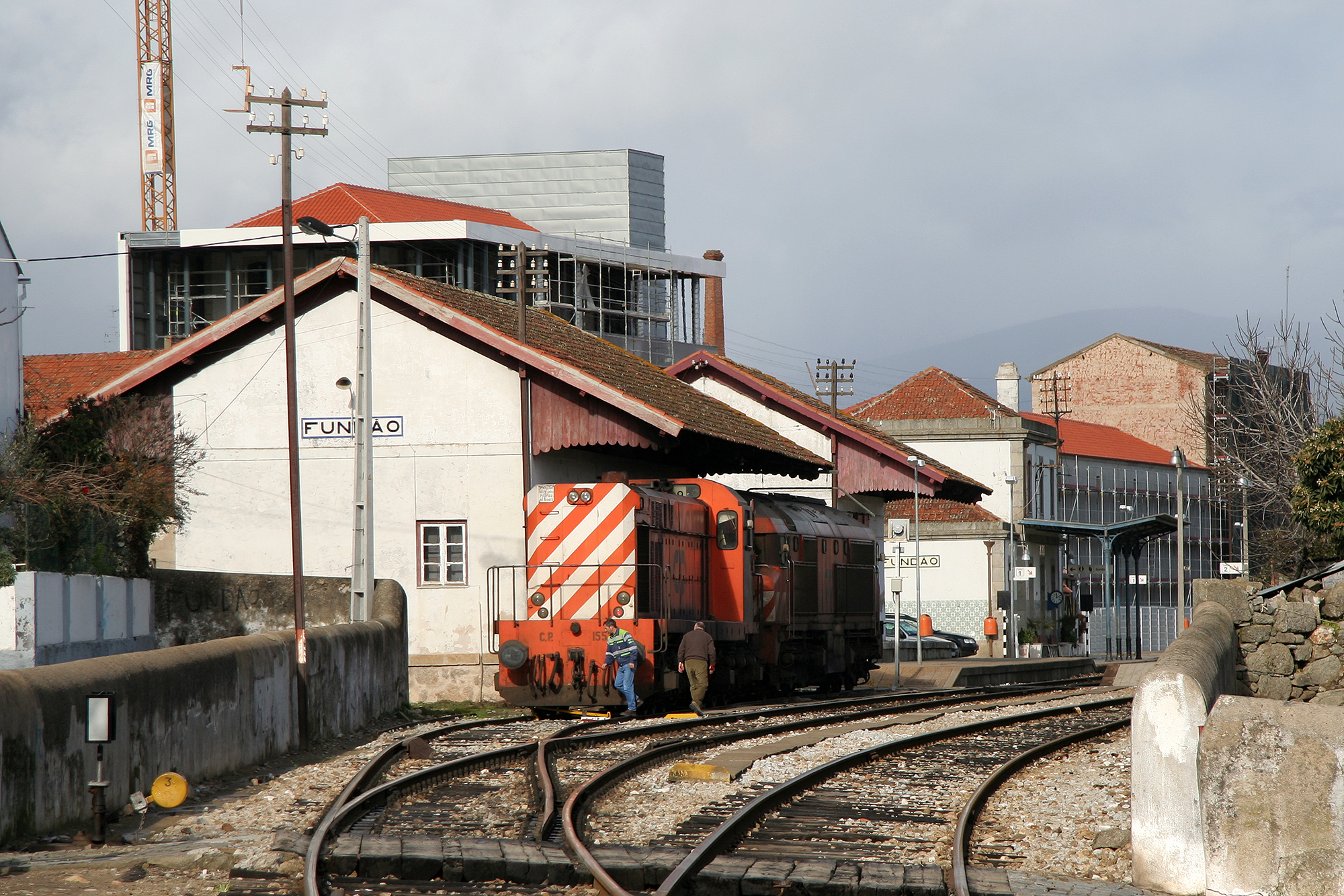 Vista da estação do Fundão no final de 2005, com locomotivas em manobras.