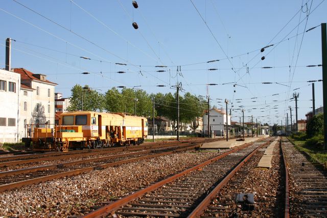 Fotografia tirada no limite norte da estação, mostrando Valadares ainda com o seu layout antigo, com duas vias de resguardo
