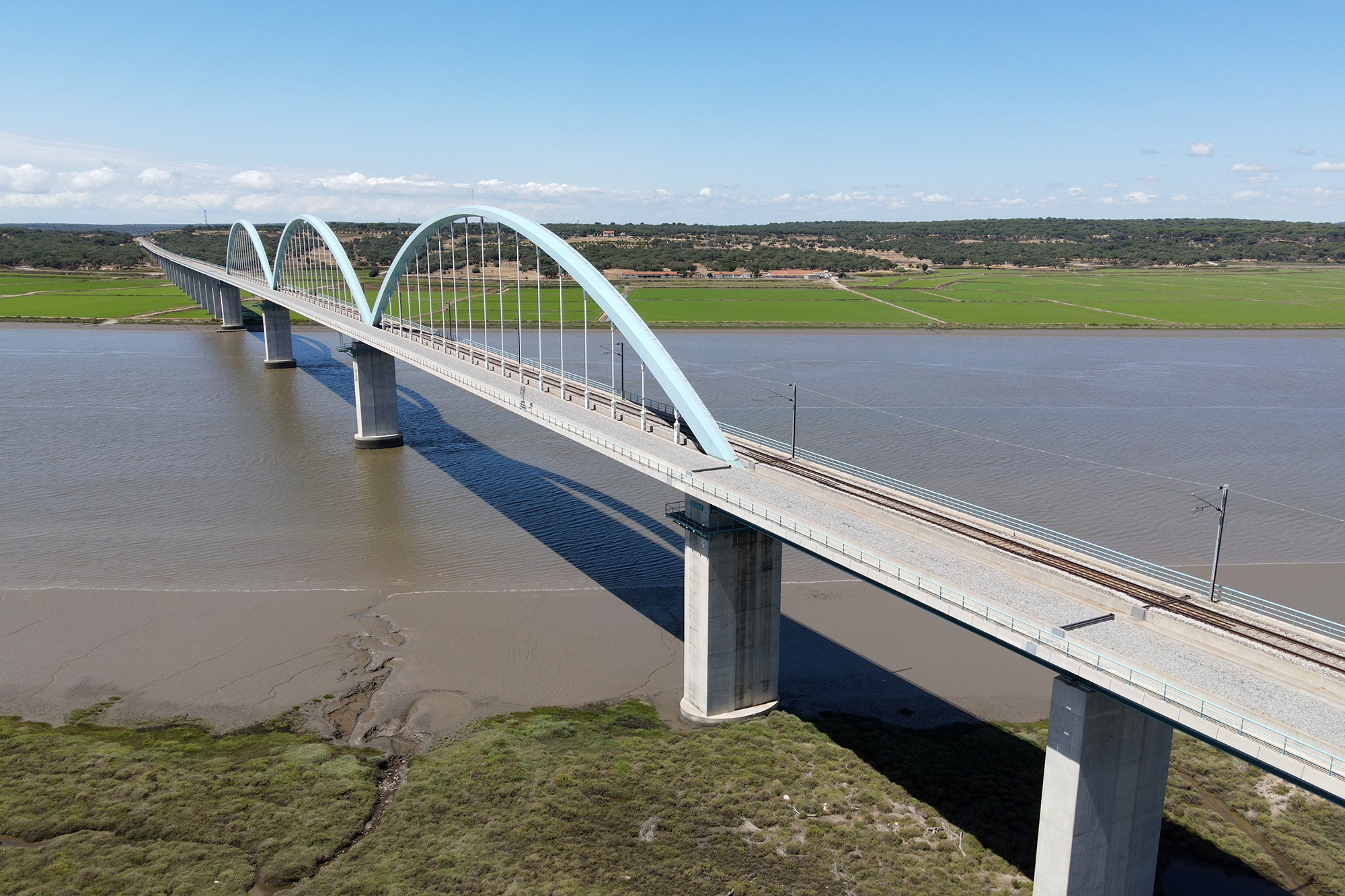 Vista aérea da ponte sobre o Sado